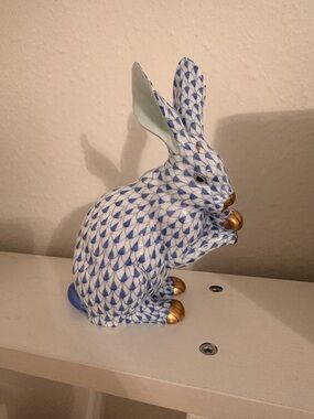 Herend Medium Bunny With Paws Up Porcelain Figurine Blue Fishnet Model 15307